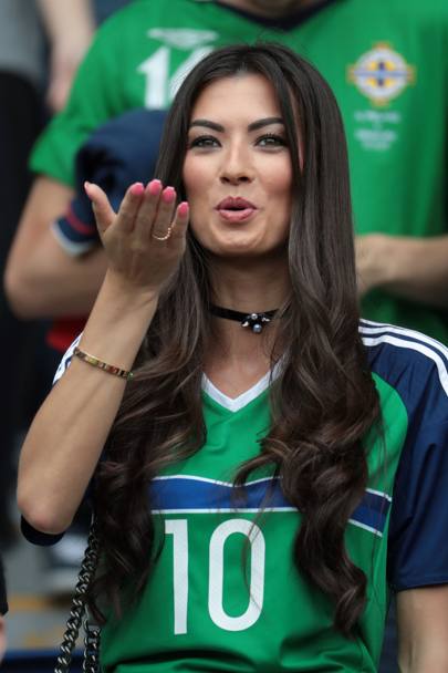 Vanessa Chung, moglie di Kyle Lafferty, ripresa in tribuna con la maglia del Nord Irlanda